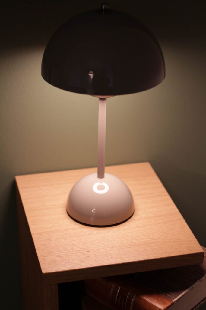 Pöytävalaisin Verner Panton &Tradition Flowerpot VP9 harmaa beige vuokraus Oulu