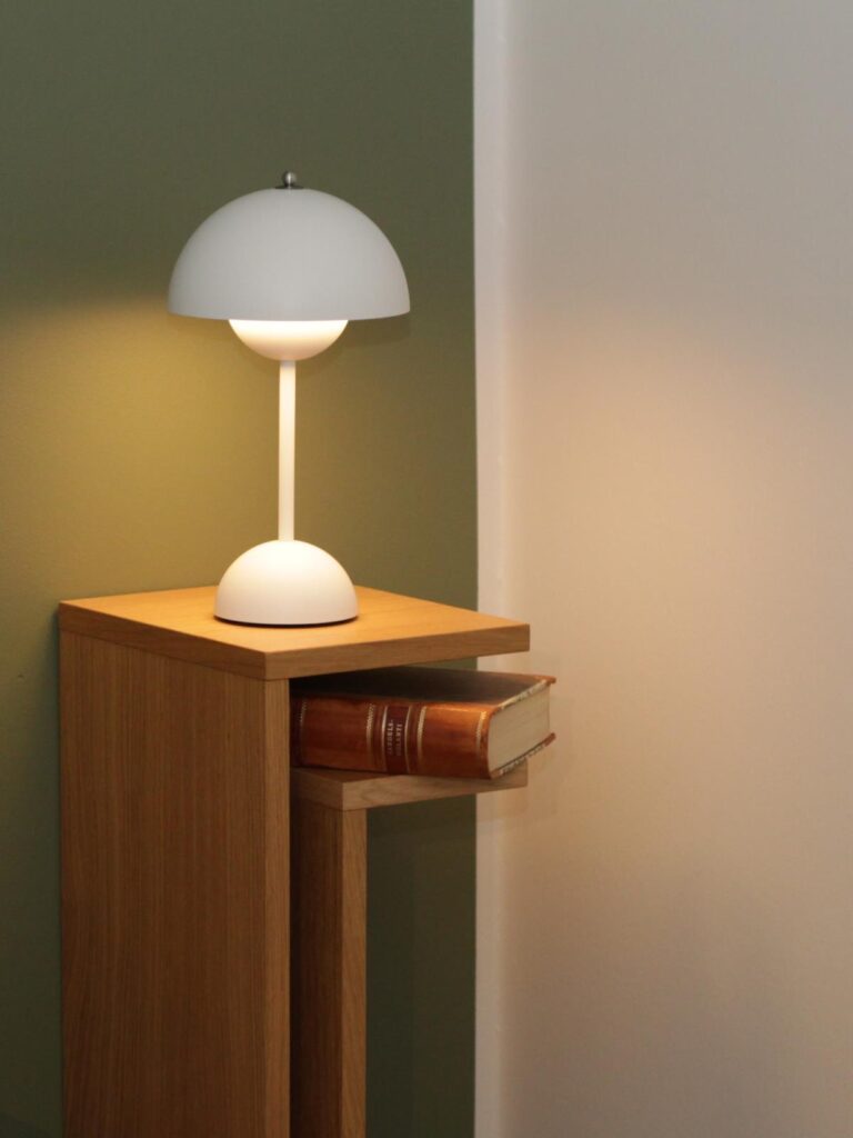 Pöytävalaisin Verner Panton &Tradition Flowerpot VP9 valkoinen vuokraus Oulu